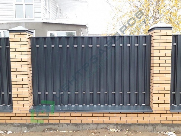 Забор из металлического штакетника на монолитно-ленточном фундаменте