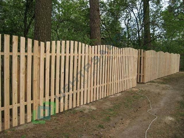 Забор из деревянного штакетника в Московской области