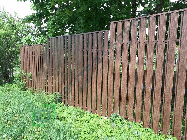 Забор из металлического штакетника с имитацией под дерево в деревне Дуброво