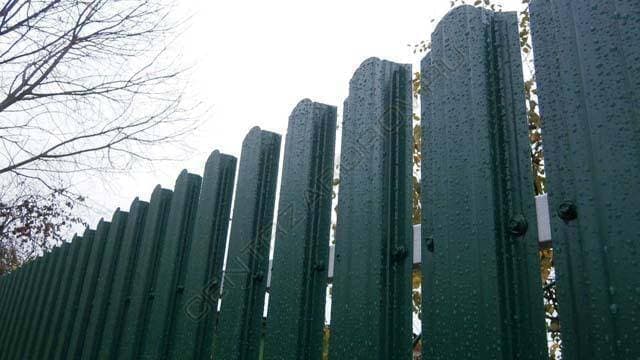 Забор для дачи из металлического штакетника: недорого, практично, стильно