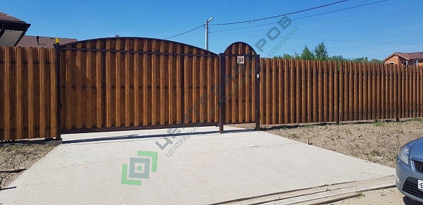 Забор из металлического штакетника с имитацией под дерево
