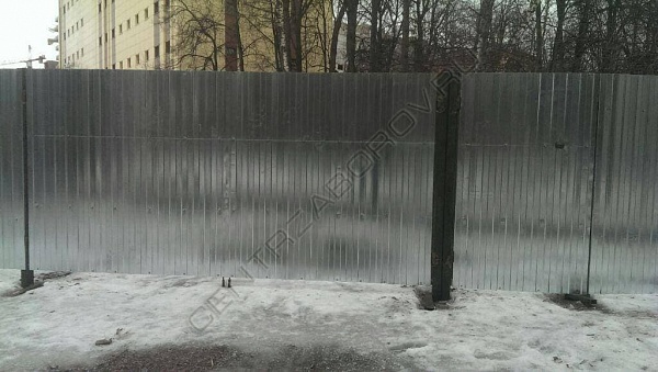 Установка забора из оцинкованного профнастила в Москве