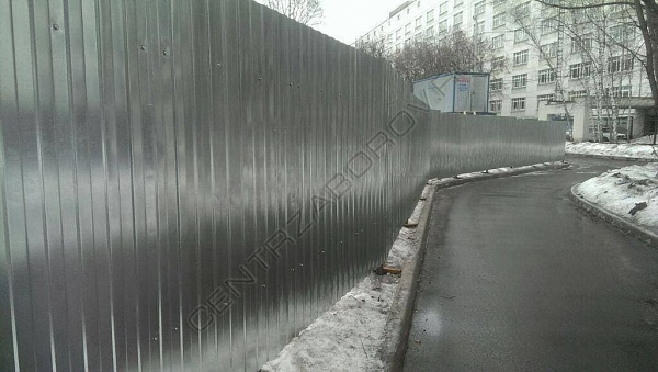 Установка забора из оцинкованного профнастила в Москве