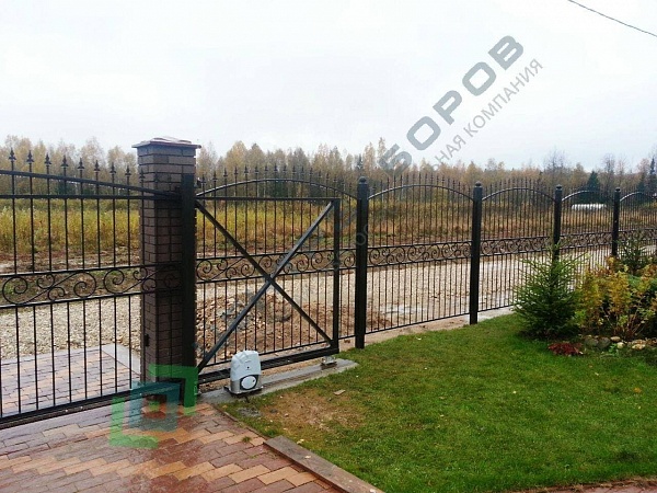 Забор из кованных секций с откатными воротам в г. Апрелевка