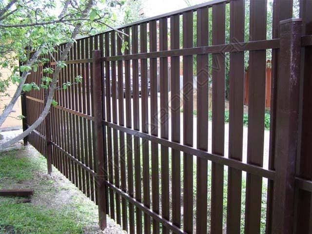 Забор для дачи из металлического штакетника: недорого, практично, стильно