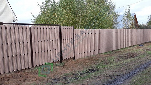 Комбинированный забор из профнастила со штакетником