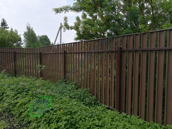 Забор из металлического штакетника с имитацией под дерево в деревне Дуброво