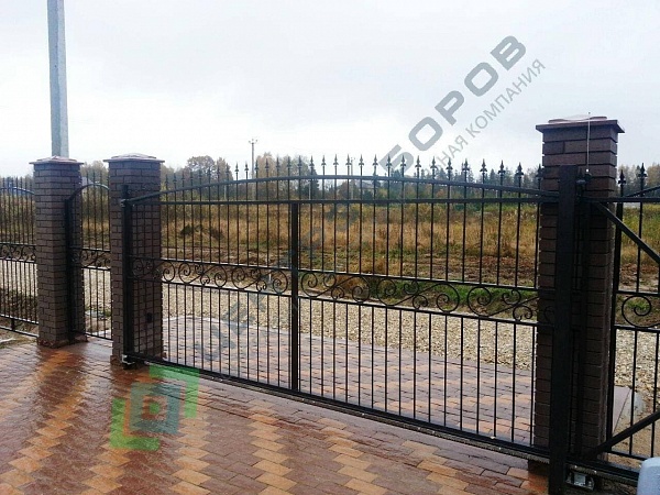 Забор из кованных секций с откатными воротам в г. Апрелевка