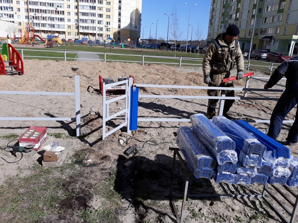 Декоративный забор для детской площадки из металлического штакетника в г. Москве