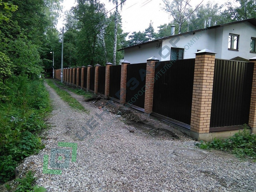 Установка забора из профнастила с откатными воротами в Истринском районе