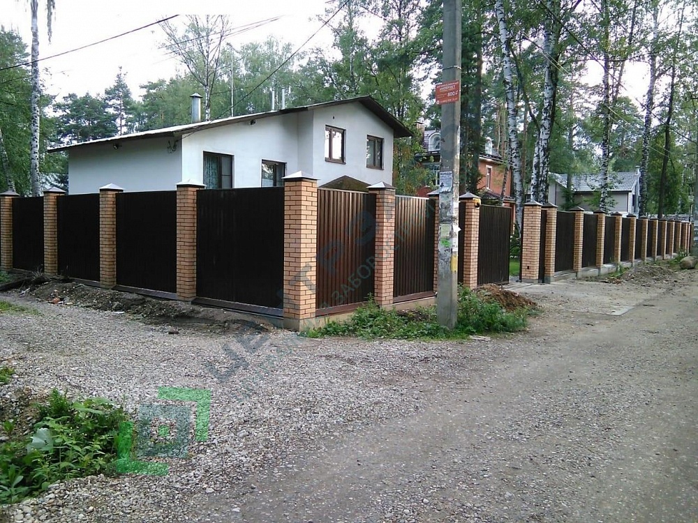 Установка забора из профнастила с откатными воротами в Истринском районе