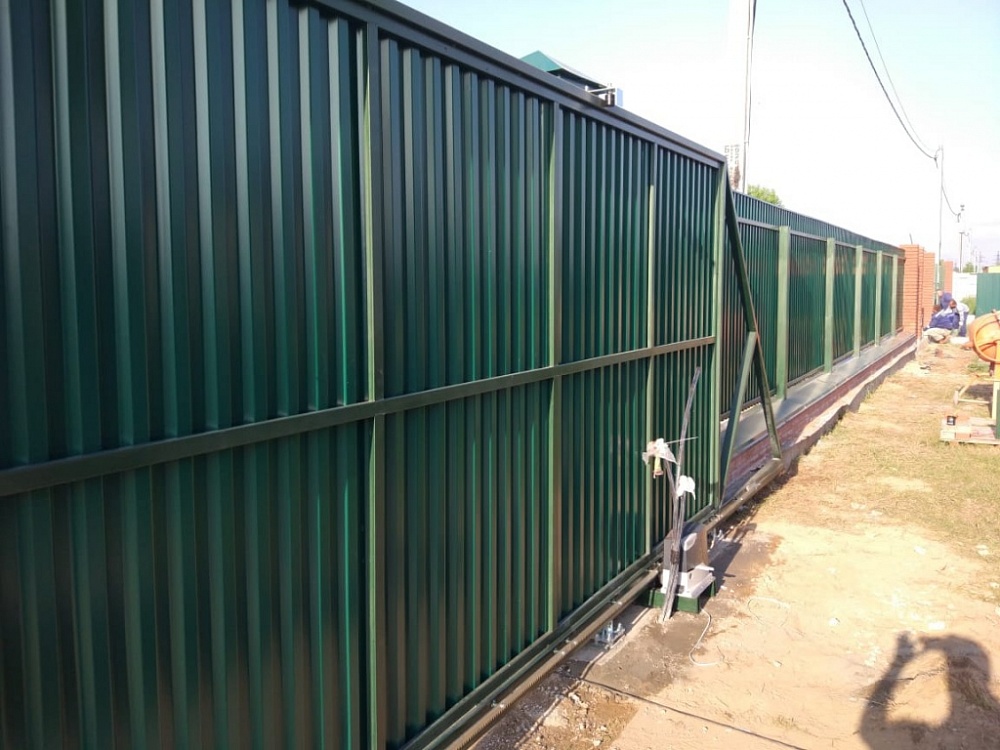 Забор из профнастила с откатными воротами 