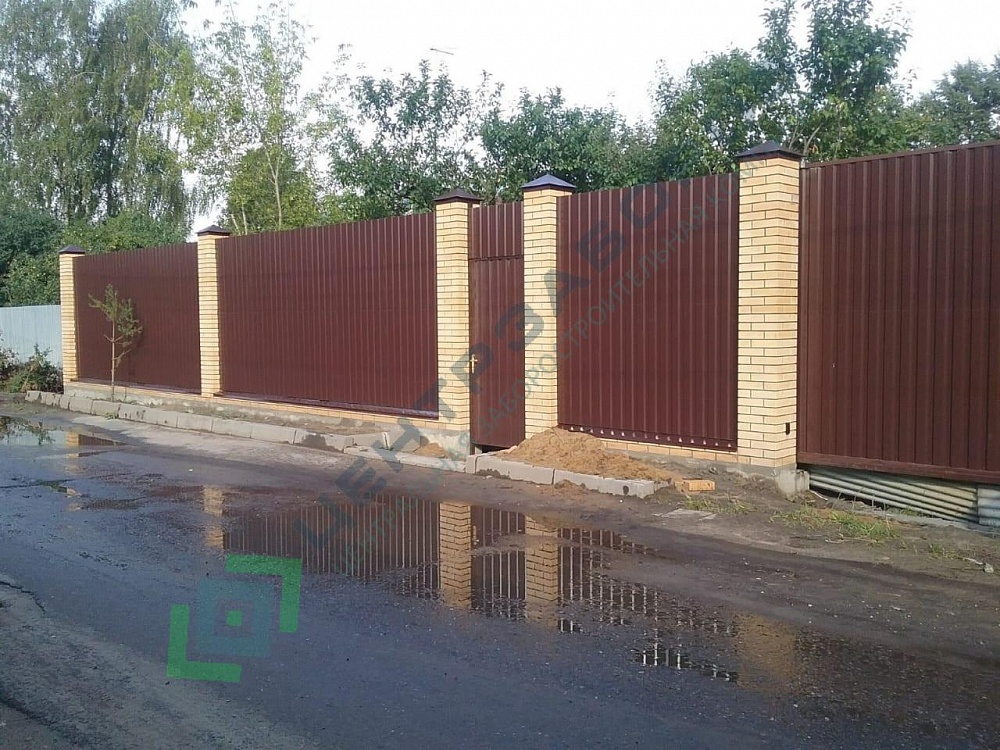 Забор из профнастила на монолитно-ленточном фундаменте с кирпичными столбами  